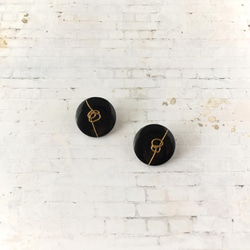 french knot earrings (black) 1枚目の画像