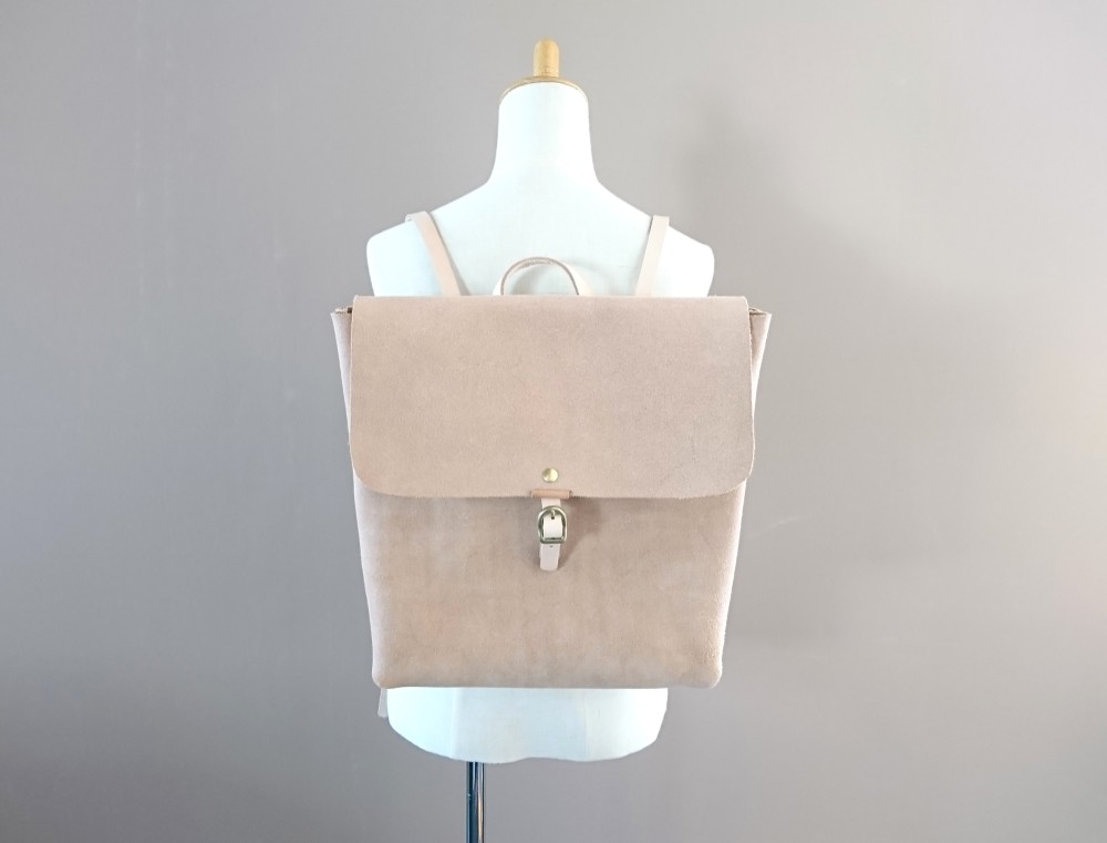 床革リュック【ナチュラル】毎日かつぎたくなる床革リュック。使うと柔らかく、色もあめ色に変化します　レザー　革　ギフト