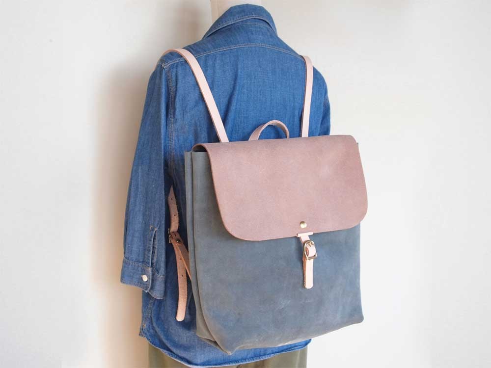 床革＊リュック【黒×茶】毎日かつぎたくなる床革の魅力　バックパックで出かけよう