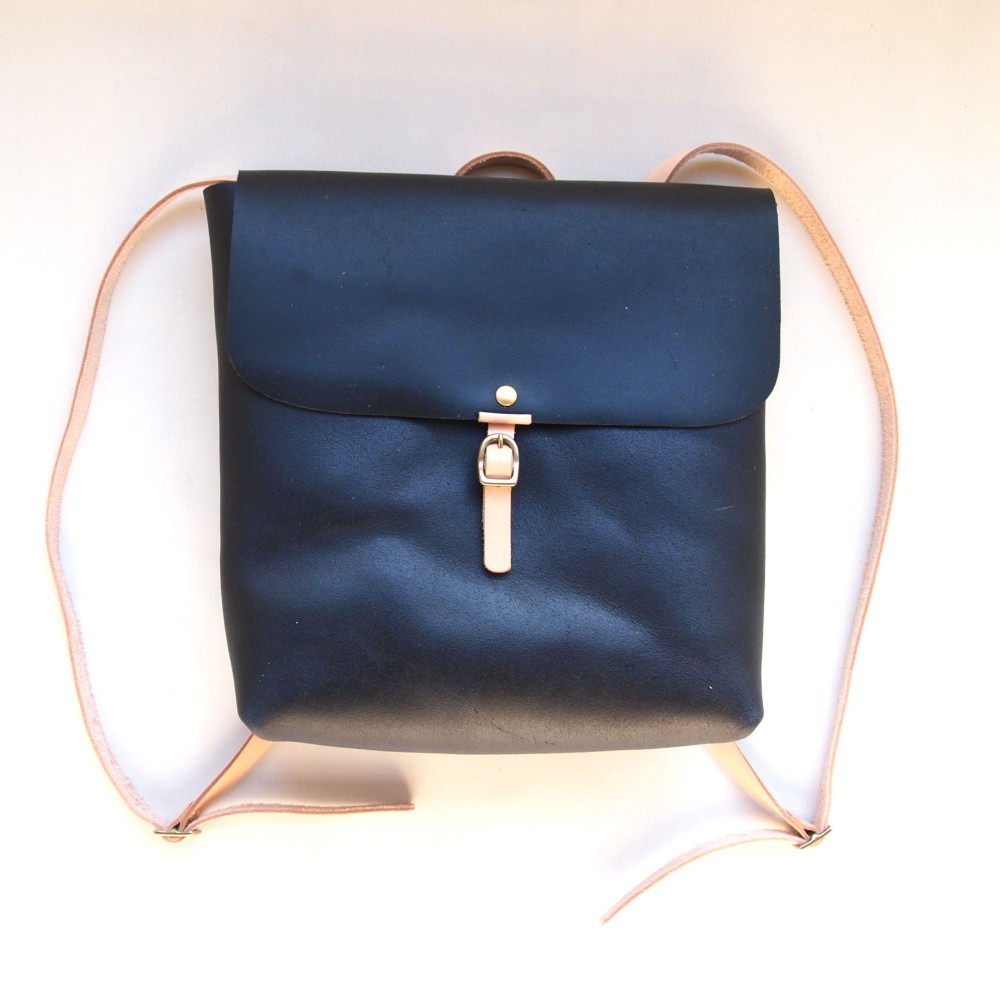 床革＊リュック【M】黒 ｲﾀﾘｱ＊普段使いに＊毎日かつぎたくなる床革の魅力　バックパックで出かけよう　メンズに