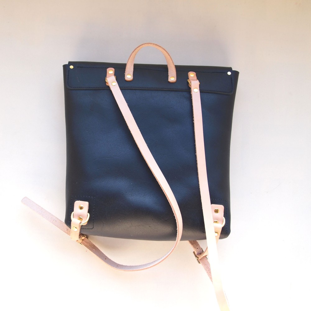 床革＊リュック【M】黒 ｲﾀﾘｱ＊普段使いに＊毎日かつぎたくなる床革の魅力　バックパックで出かけよう　メンズに