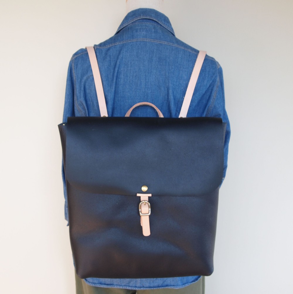 床革＊リュック【M】黒 ｲﾀﾘｱ＊普段使いに＊毎日かつぎたくなる床革の魅力　バックパックで出かけよう　メンズに