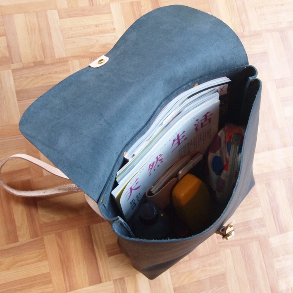 床革＊リュック【M】黒 ｲﾀﾘｱ＊普段使いに＊毎日かつぎたくなる床革の魅力　バックパックで出かけよう　メンズに