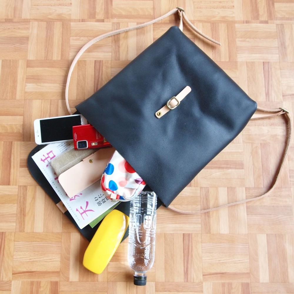 床革＊リュック【M】黒 ｲﾀﾘｱ＊普段使いに＊毎日かつぎたくなる床革の魅力　バックパックで出かけよう　メンズに