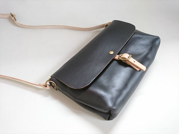 艶黒＊ショルダーバッグ【M】特価ﾇﾒ革＊普段使いに＊カジュアルレザー