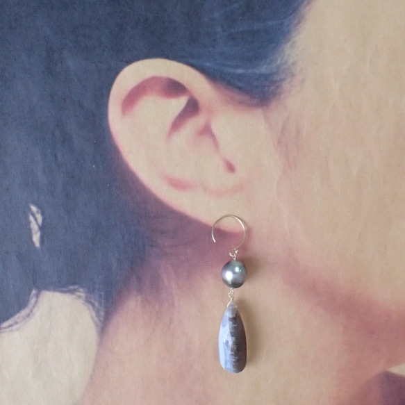 【プレサマーSALE】K14GF bi-color blue opal & tahitian pearl pierce 3枚目の画像