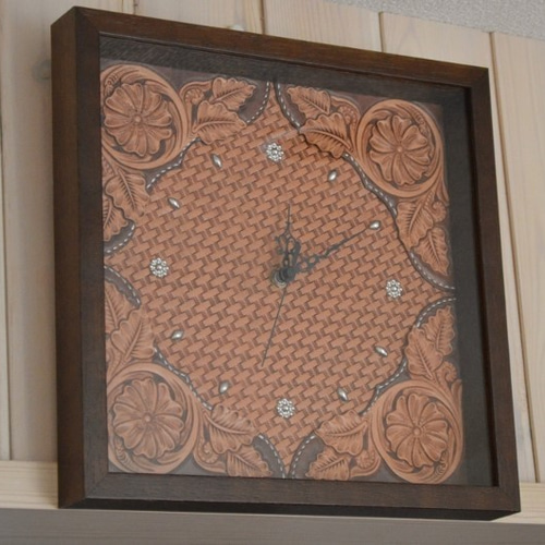 革の壁掛時計 フラワーカービング イタリアンレザー 掛け時計