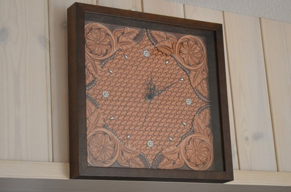 革の壁掛時計　フラワーカービング　イタリアンレザー 4枚目の画像