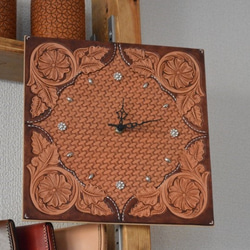 革の壁掛時計　フラワーカービング　イタリアンレザー 5枚目の画像