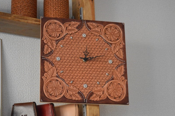 革の壁掛時計　フラワーカービング　イタリアンレザー 5枚目の画像