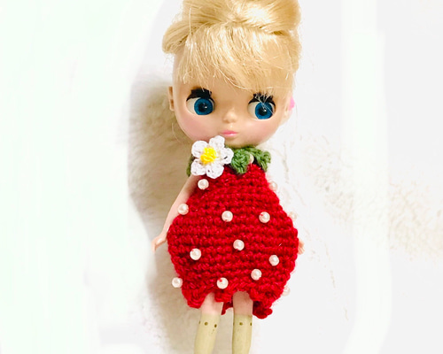 早い者勝ち 初期ピカチュウ ハンドメイドお洋服（濃いいちごワンピース 着せ替え服・アウトフィット