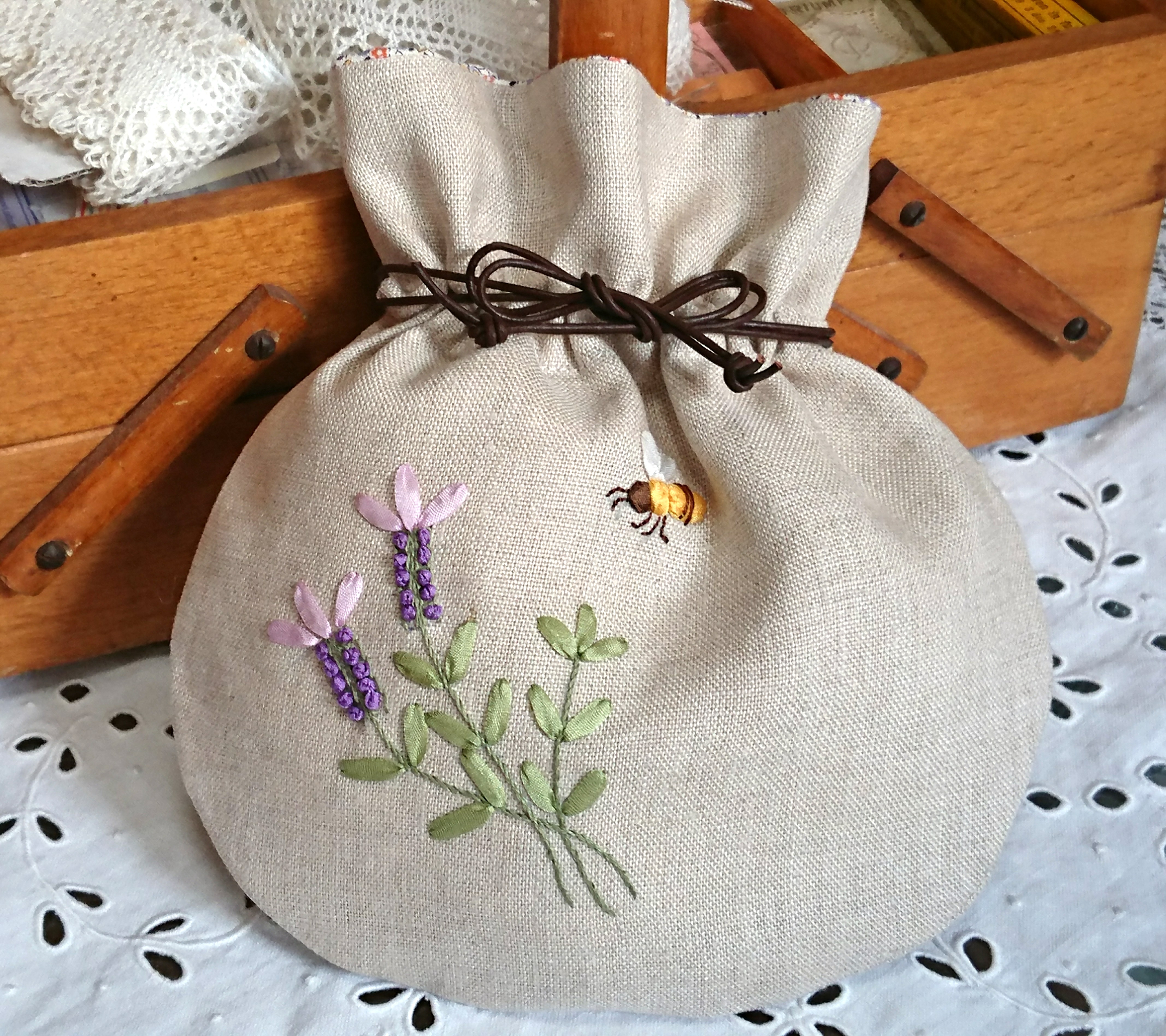 【国内即発送】 ☆ラベンダー&ハチさんのリボン刺繍の巾着ポーチ☆ 巾着袋 Les 財布・ケース・小物入れ
