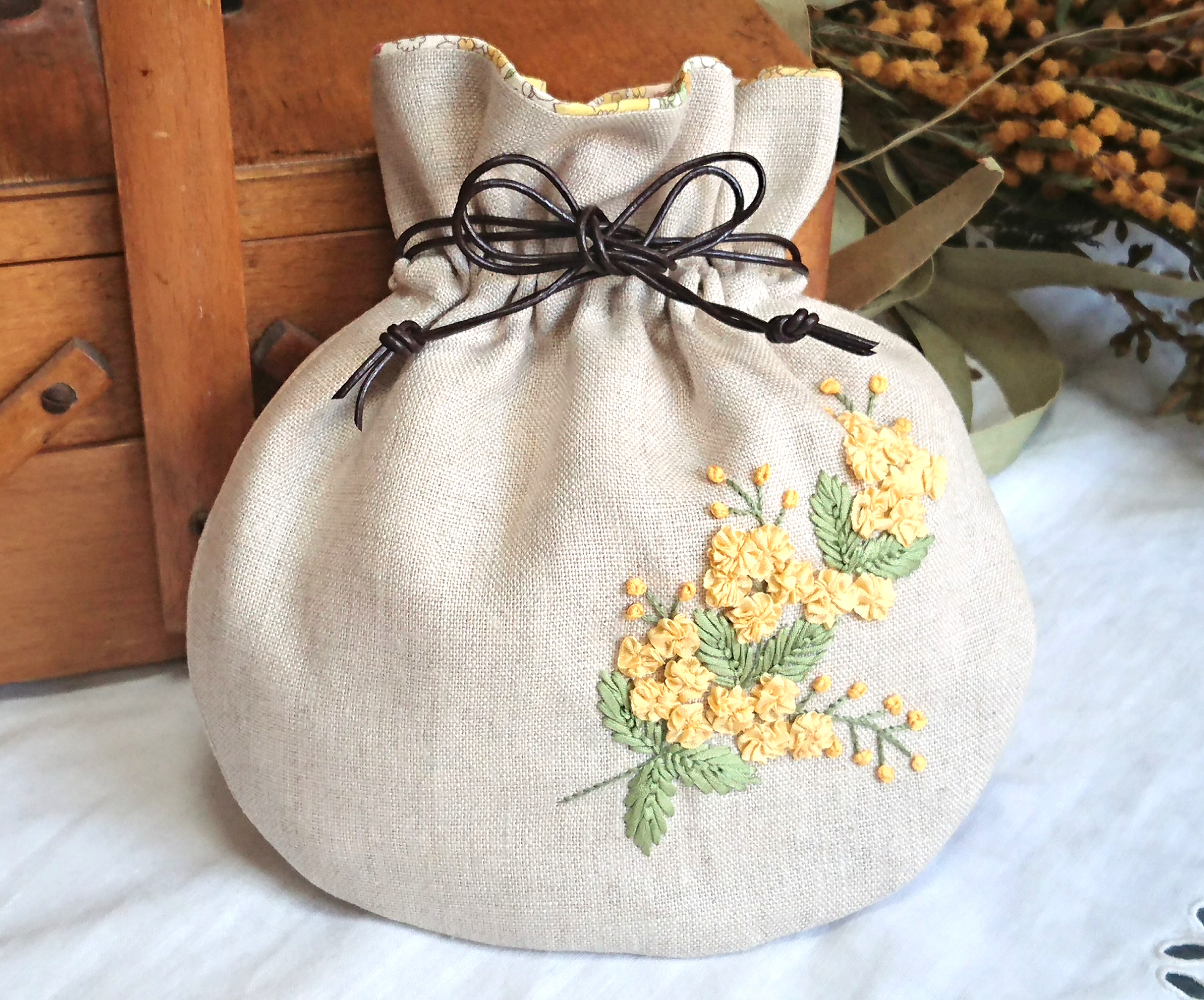 ☆ミモザの巾着ポーチ☆リボン刺繍☆ 巾着袋 Les Richesses 通販