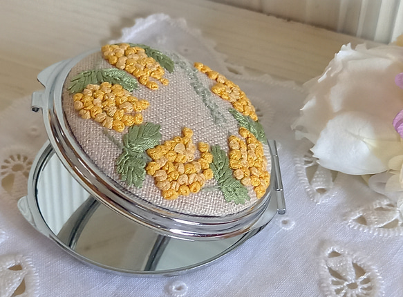 ☆リボン刺繍のコンパクトミラー&巾着ポーチ☆ミモザ☆ 3枚目の画像