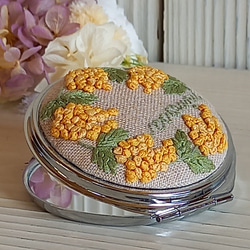 ☆リボン刺繍のコンパクトミラー&巾着ポーチ☆ミモザ☆ 4枚目の画像