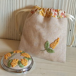 ☆リボン刺繍のコンパクトミラー&巾着ポーチ☆ミモザ☆ 1枚目の画像