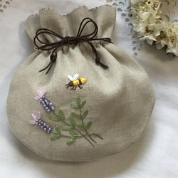 ★ラベンダー＆ハチさんのリボン刺繍★巾着ポーチ★送料無料★ 1枚目の画像