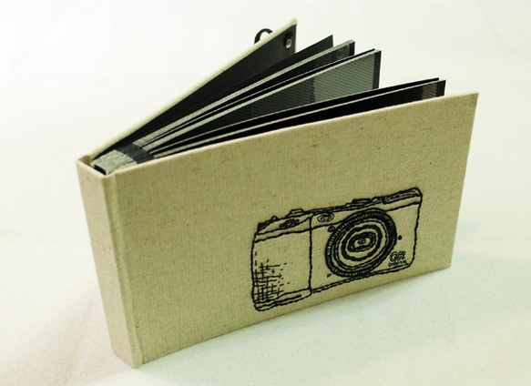 カメラ - 本と刺繍-GR 2枚目の画像
