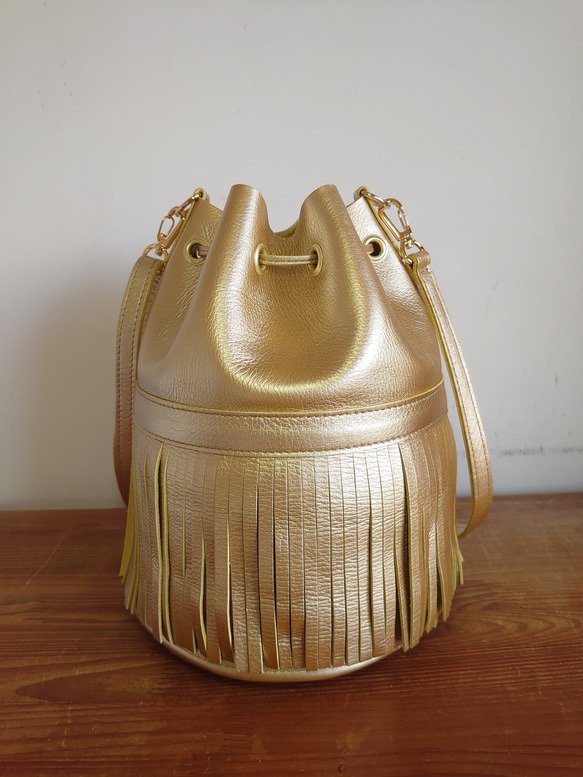 春バッグ　メタリックカラー ゴールド レザーフリンジ巾着ショルダーバッグ 受注生産  UB-15 4枚目の画像