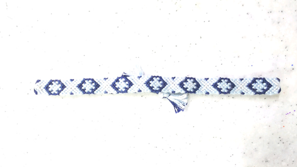雪の❄️の模様のミサンガ(手首用）を編みました 1枚目の画像