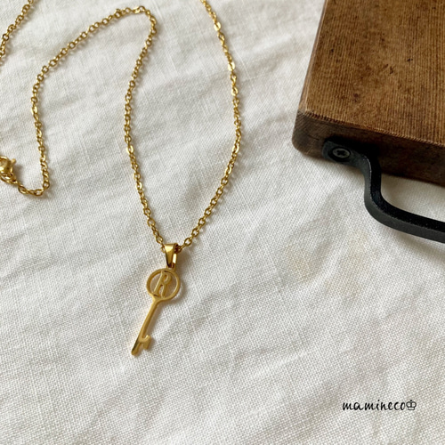 オールステンレス製 イニシャルR鍵モチーフネックレス 2面カット小豆