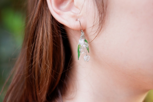 スズラン非対称白い結晶の花のイヤリングの耳のクリップイヤリングの耳鍼スポット|継続するには 1枚目の画像