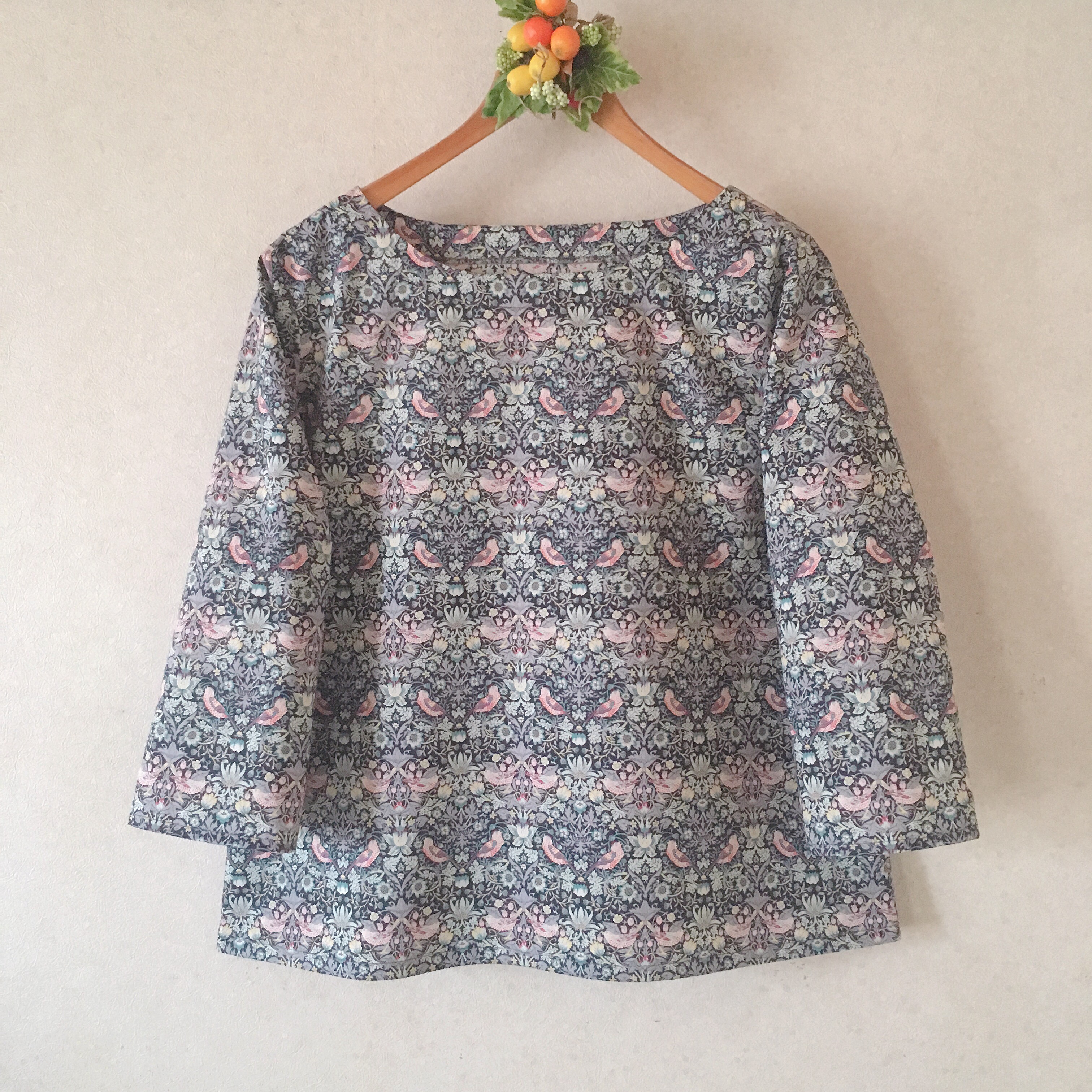 thief使用150cm七分袖ワンピース リバティ生地strawberry