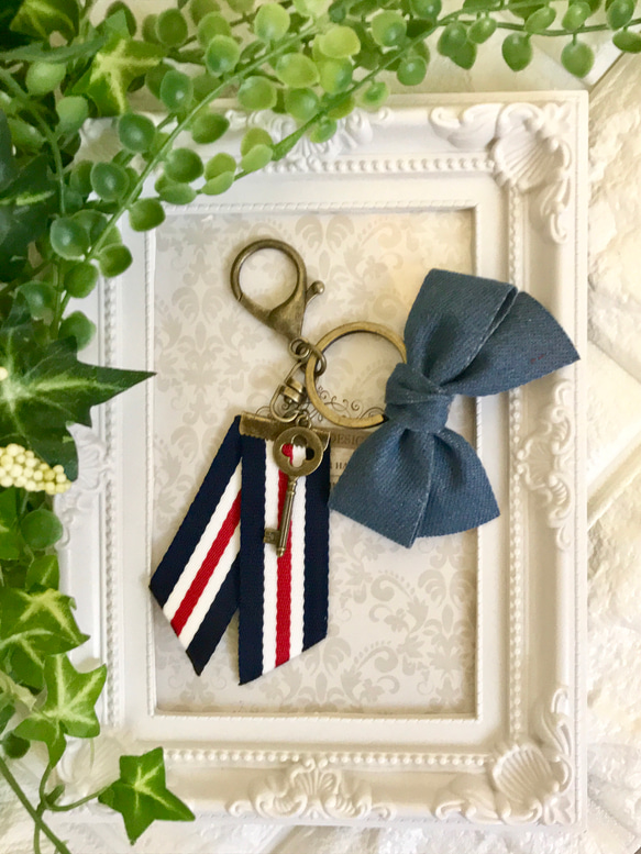 アンティークな雰囲気☆鍵のチャームの勲章風リボンキーホルダー