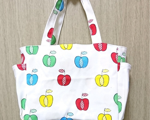 りんご柄♪サイドポケット付きトートバック✩ トートバッグ
