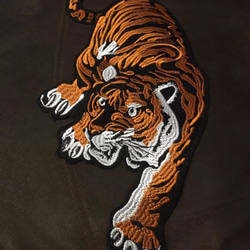 虎　アップリケ　34×17cm　刺繍　ワッペン　スタジャン　リメイク　デニム　Gジャン　カープ　アイロン接着 3枚目の画像