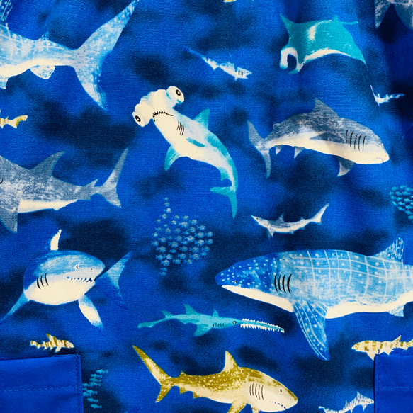サメがいっぱいなスモック ダークブルー 長袖 110 男の子 2枚目の画像