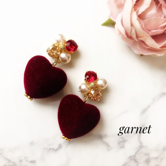 ビジュー花とハートフロッキービーズ ピアス/イヤリング 赤 イヤリング