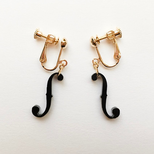弦楽器奏者のためのf字孔アクリルイヤリング（黒） イヤリング  
