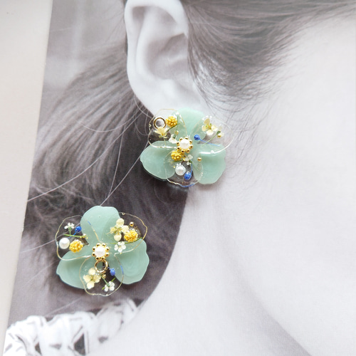 レジン 花 ミントグリーン イヤリングorピアス イヤリング  