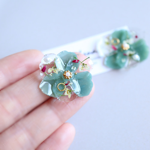 レジン フラワー グリーン イヤリングorピアス イヤリング