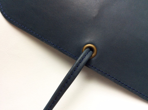 【黑濯文坊】纏繞式牛皮皮革筆袋、工具收納袋-靛藍 第5張的照片