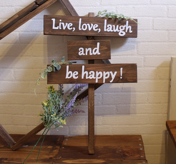 手に持てるコンパクトサイズ。Live,love,laugh and be happy【wood-item-6】 1枚目の画像