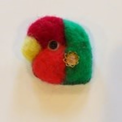 羊毛刺繍ブローチ　世界の鳥（コザクラインコ） 4枚目の画像