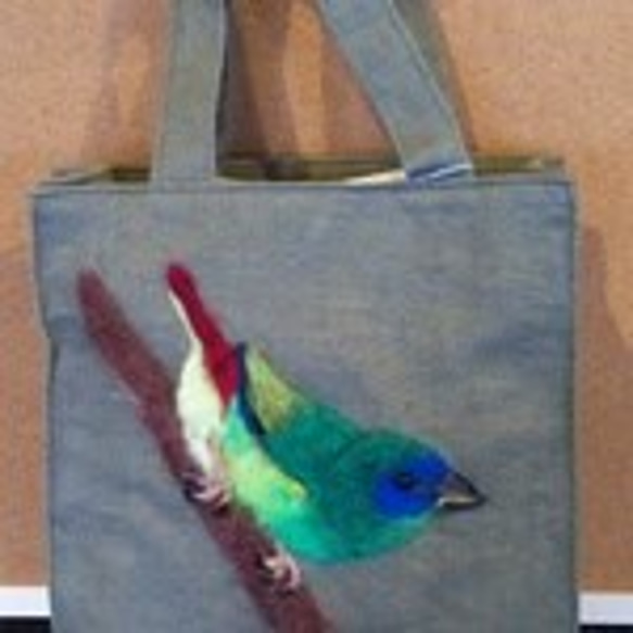 手提げバッグ　世界の鳥　(羊毛刺繍入り) 1枚目の画像