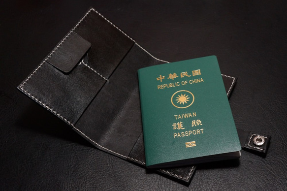 【TL】黑色真皮護照套（白線款），輕薄，可放兩張卡片，也可夾機票│專屬製作──免費打印 第2張的照片