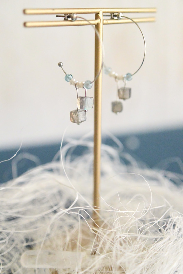 ラブラドライトのフープピアス　夏の浜辺 4枚目の画像