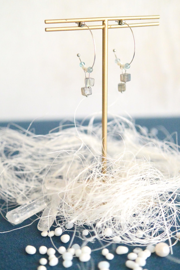 ラブラドライトのフープピアス　夏の浜辺 5枚目の画像