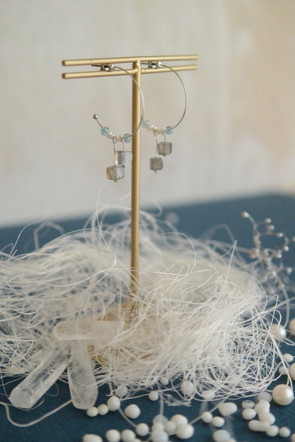 ラブラドライトのフープピアス　夏の浜辺 7枚目の画像