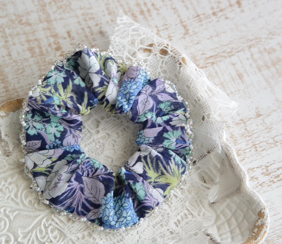 初夏のミニシュシュ （ビーズの縁取りでちょっと贅沢）【送料無料】 1枚目の画像