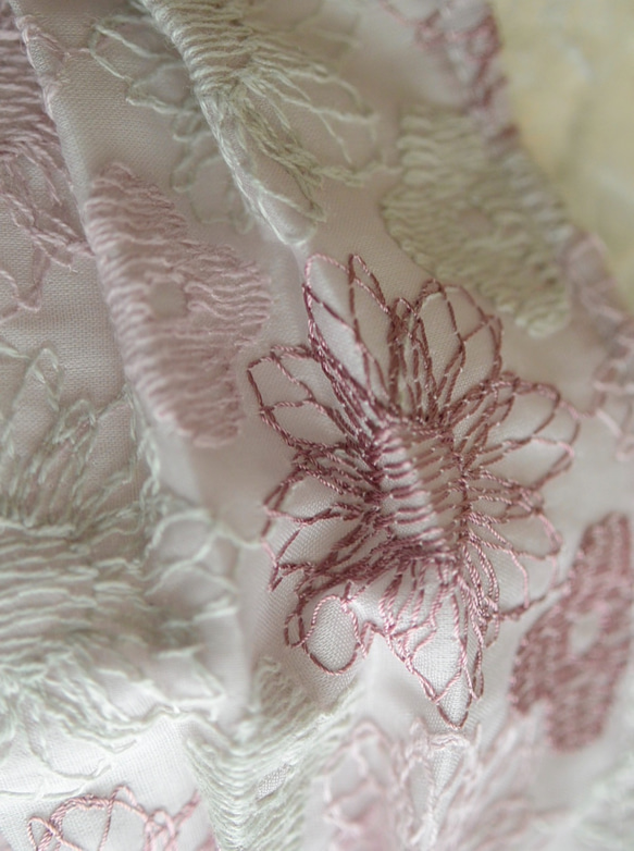 再販/内側の生地を変えて再登場★フィット感抜群の布マスク　気分が上がる刺繍生地（ピンク）[送料無料] 3枚目の画像