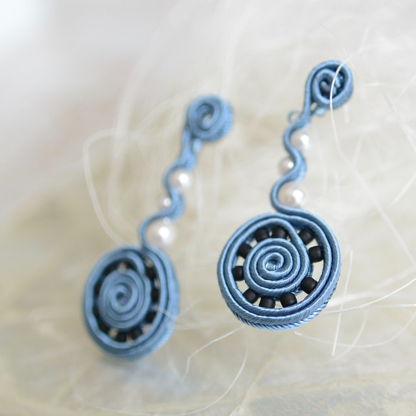 レースのような涼しげピアス　（ブルー）【送料無料】 1枚目の画像