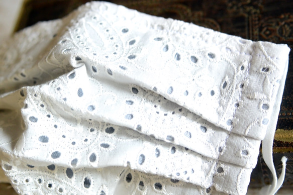 再販/涼やか涼感加工生地でフィット感抜群の布マスク　（白刺繍とブルーグレー）[送料無料] 4枚目の画像