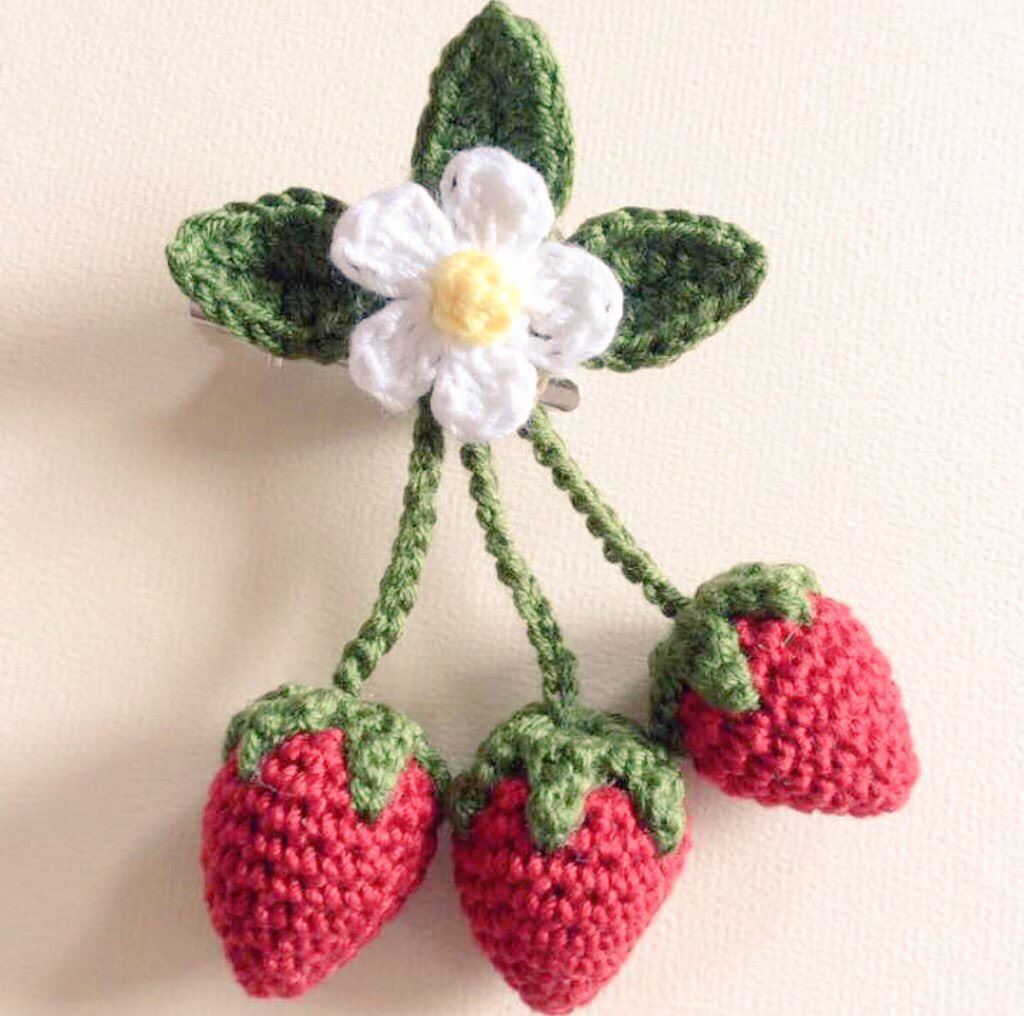 バブちゃんハンドメイド 【193】編み物の花と葉っぱ付きいちご単品