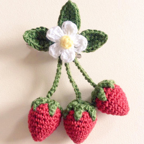 ハンドメイド☆可愛いいちご！苺お花モチーフ☆コサージュバッグや帽子