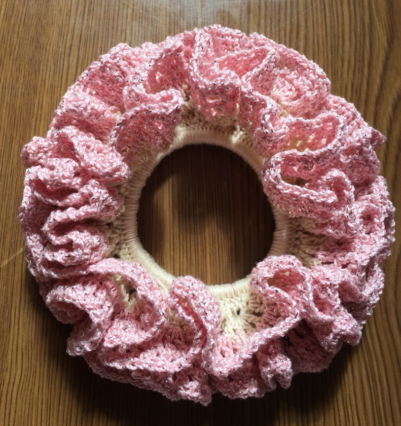 ハンドメイド☆ピンクラメ入りレース編みシュシュたっぷり